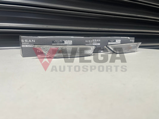 Front Bumper / Guard Indicator Set Rhs & Lhs To Suit Nissan R35 Gtr 26160-Jf00D 26165-Jf00D