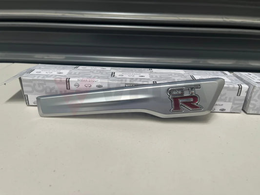 Front Guard Emblem Finisher Set Rhs / Lhs To Suit Nissan R35 Gtr 2015 Onwards 63870-62B0A
