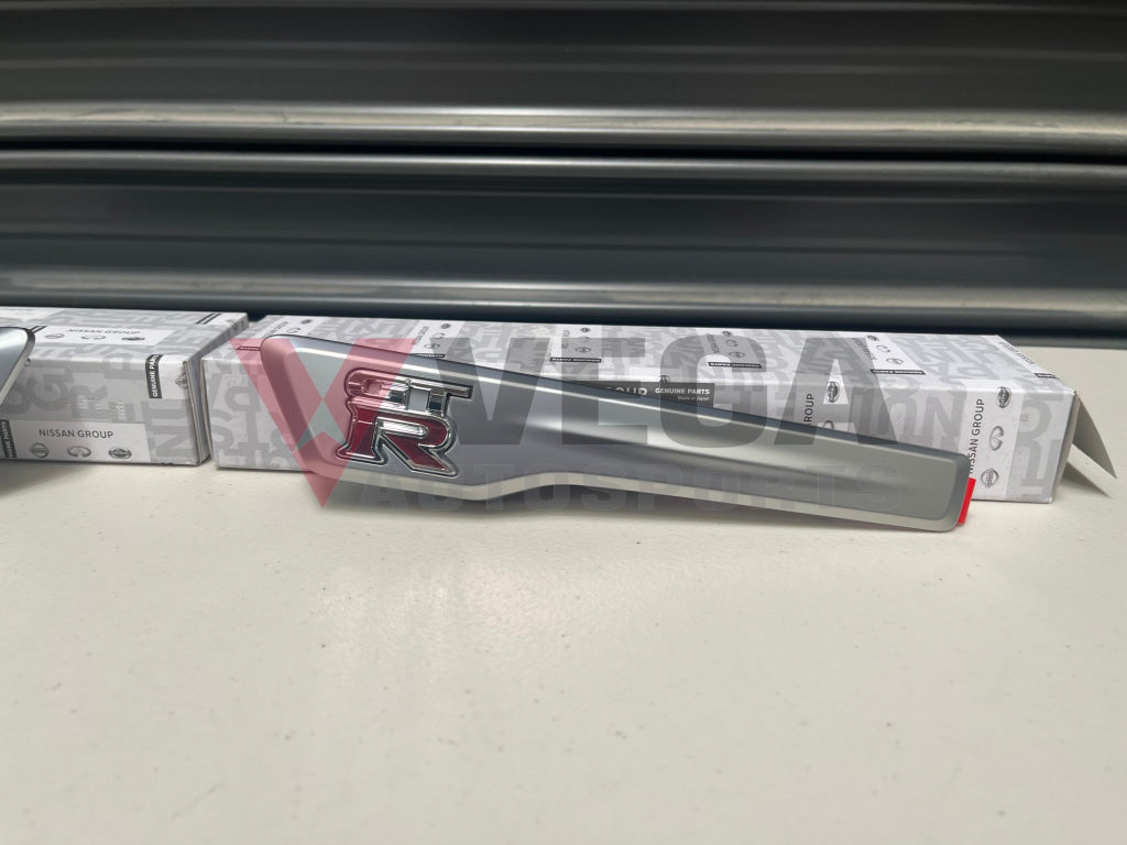 Front Guard Emblem Finisher Set Rhs / Lhs To Suit Nissan R35 Gtr 2015 Onwards 63870-62B0A