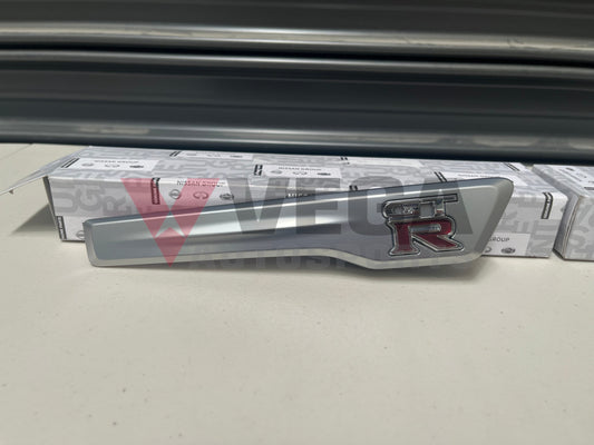 Front Guard Emblem Finisher Set Rhs / Lhs To Suit Nissan R35 Gtr 2015 Onwards 63870-62B0A