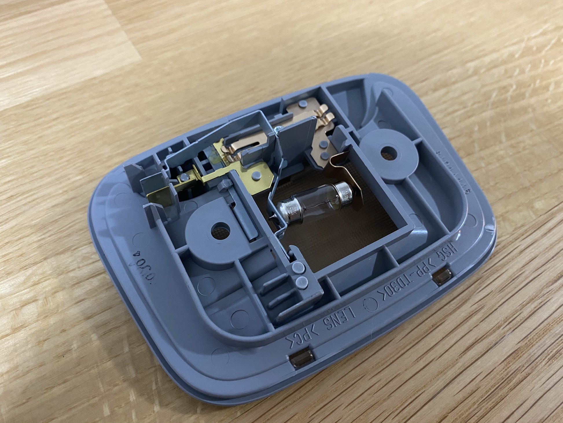 Interior Room Lamp (Centre) Assembly to suit Mitsubishi Lancer Evolution 4/ 5 / 6 / 6.5 / 7/ 8 / 9 TME CP9A, CT9A, CN9A - Vega Autosports