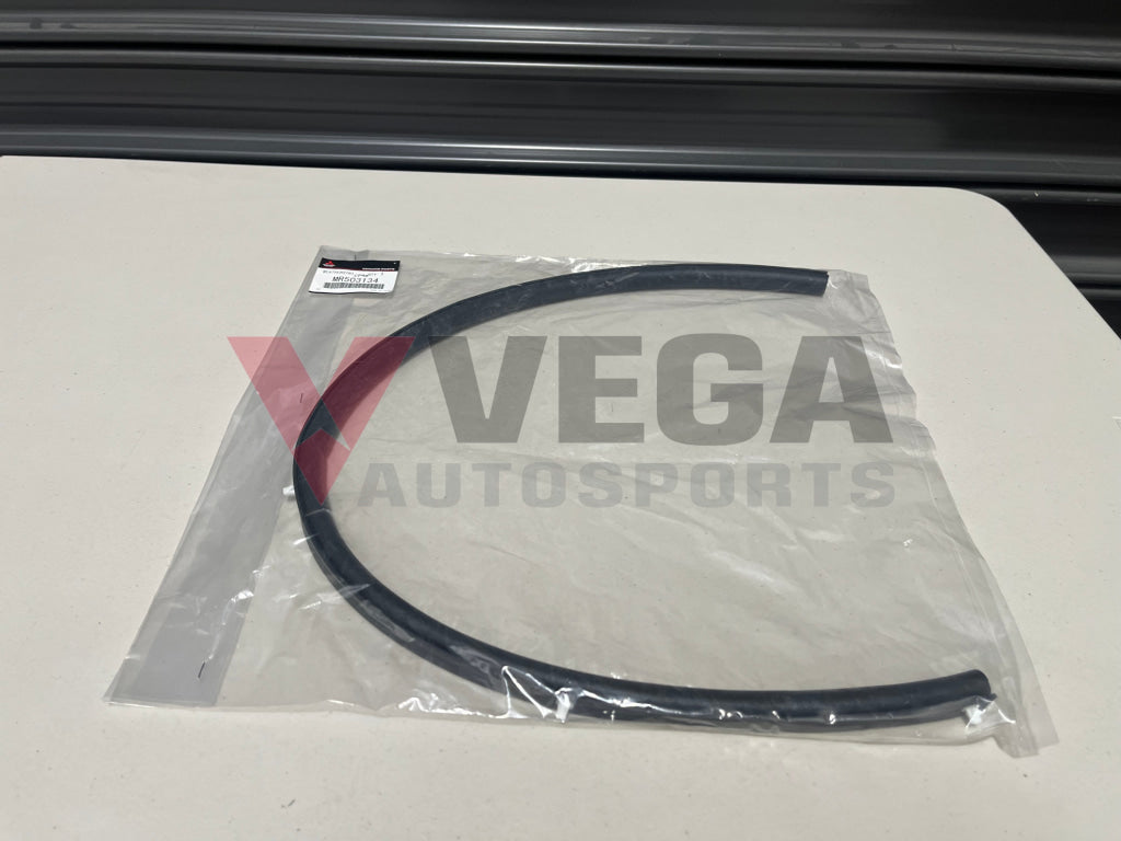 Front Bonnet Seal To Suit Mitsubishi Lancer Evolution 6 / 6.5 Cp9A Mr503134 Exterior