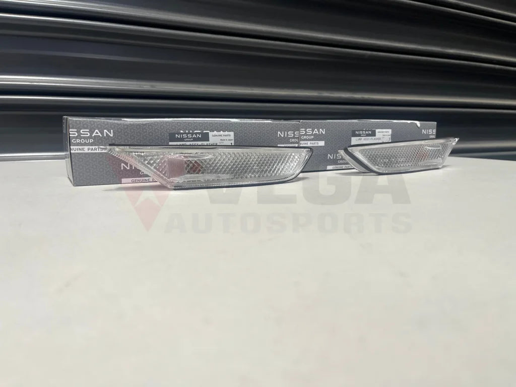Front Bumper / Guard Indicator Set Rhs & Lhs To Suit Nissan R35 Gtr 26160-Jf00D 26165-Jf00D