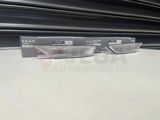 Front Bumper / Guard Indicator Set Rhs & Lhs To Suit Nissan R35 Gtr 26160-Jf00D 26165-Jf00D