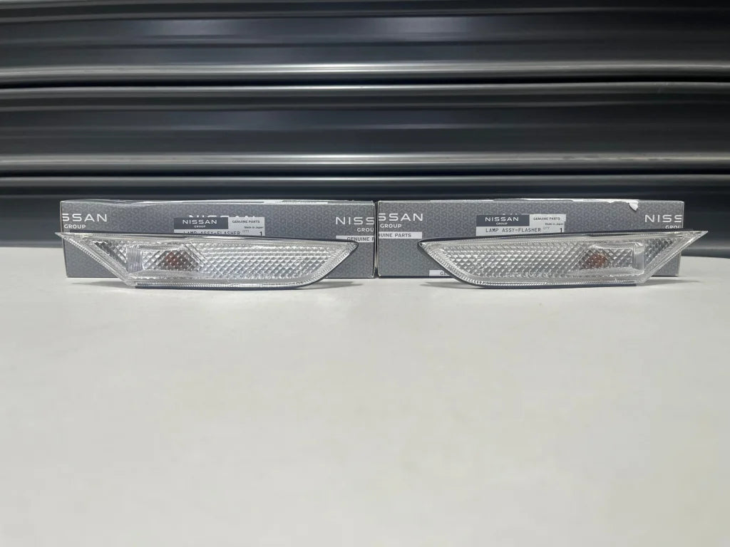 Front Bumper / Guard Indicator Set Rhs & Lhs To Suit Nissan R35 Gtr 26160-Jf00D 26165-Jf00D