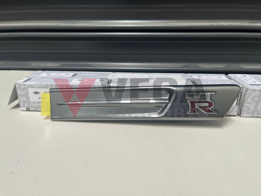 Front Guard Emblem Finisher Set Rhs / Lhs To Suit Nissan R35 Gtr 2007-2015 63870-Kb50A 63871-Kb50A