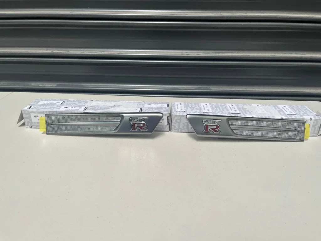 Front Guard Emblem Finisher Set Rhs / Lhs To Suit Nissan R35 Gtr 2007-2015 63870-Kb50A 63871-Kb50A
