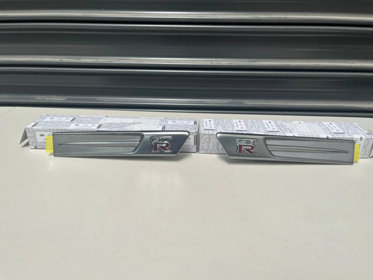 Front Guard Emblem Finisher Set Rhs / Lhs To Suit Nissan R35 Gtr 2007-2015 63870-Kb50A 63871-Kb50A