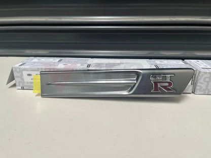 Front Guard Emblem Finisher Set Rhs / Lhs To Suit Nissan R35 Gtr 2007-2015 63870-Kb50A 63871-Kb50A