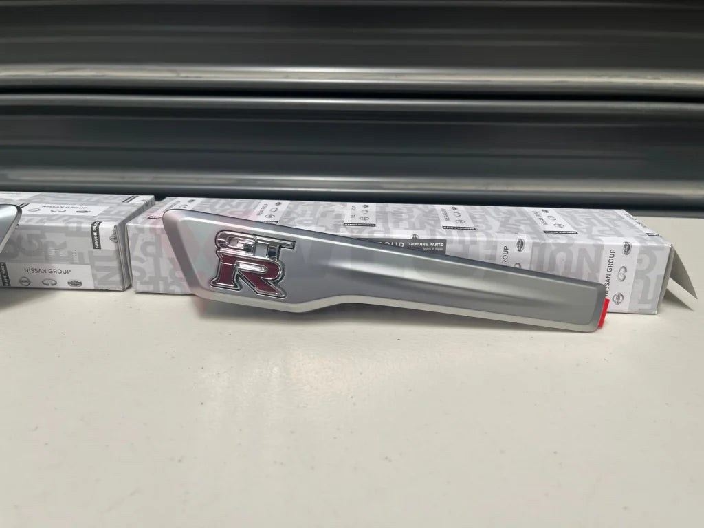 Front Guard Emblem Finisher Set Rhs / Lhs To Suit Nissan R35 Gtr 2015 Onwards 63870-62B0A