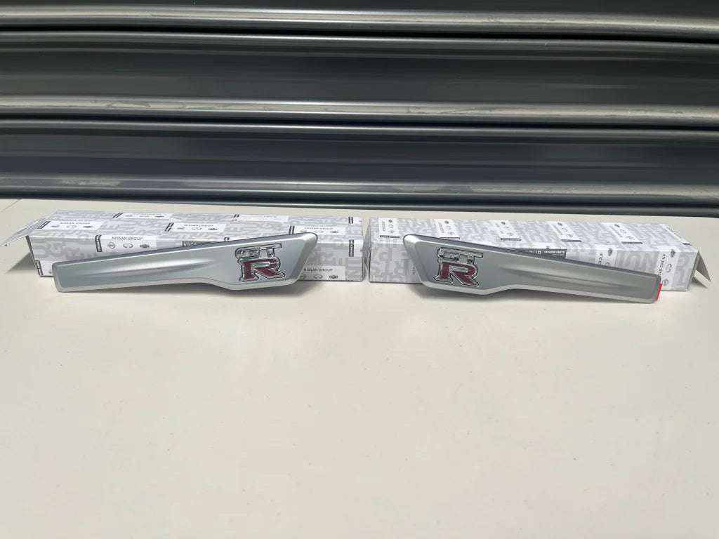 Front Guard Emblem Finisher Set Rhs / Lhs To Suit Nissan R35 Gtr 2015 Onwards 63870-62B0A