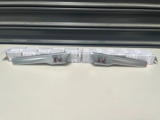 Front Guard Emblem Finisher Set Rhs / Lhs To Suit Nissan R35 Gtr 2015 Onwards 63870-62B0A