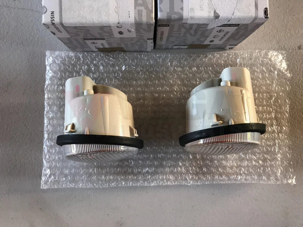 Genuine Nissan Clear Front Indicator Set to suit Nissan Skyline R33 GTR - Vega Autosports