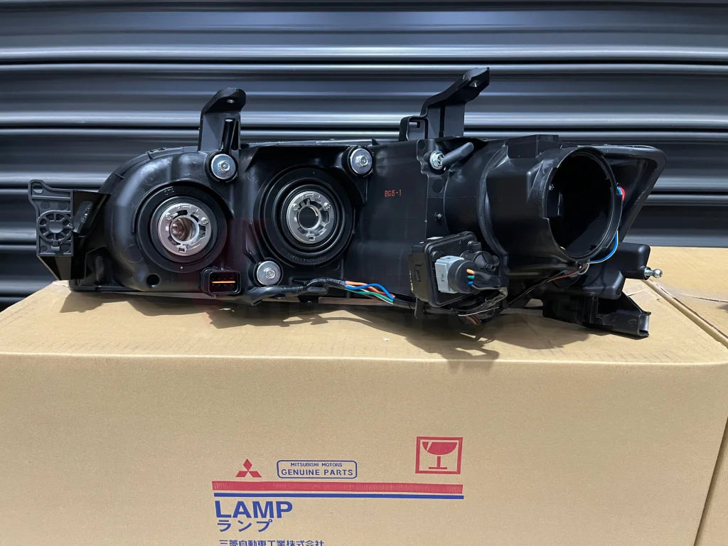Hid Headlight Housing Set Rhs & Lhs To Suit Mitsubishi Lancer Evolution 9 Mr 8301B723 / 8301B724