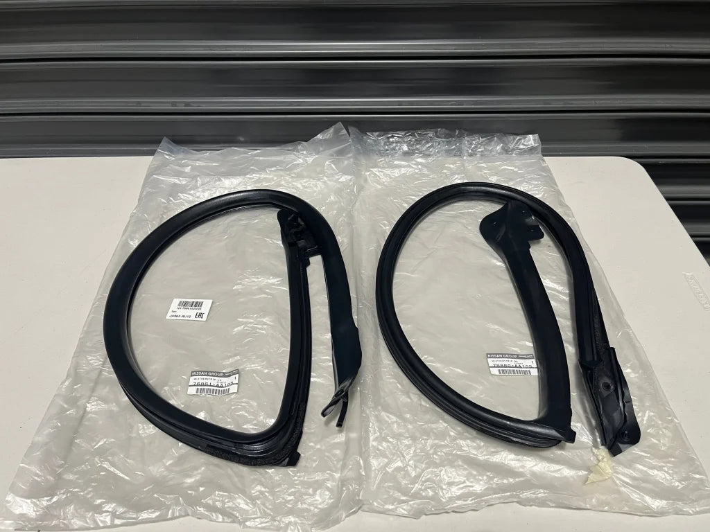 Upper Weatherstrip Rhs / Lhs Set To Suit Nissan Skyline R34 Gtr Gt-T Gt - Coupe 76861-Aa105