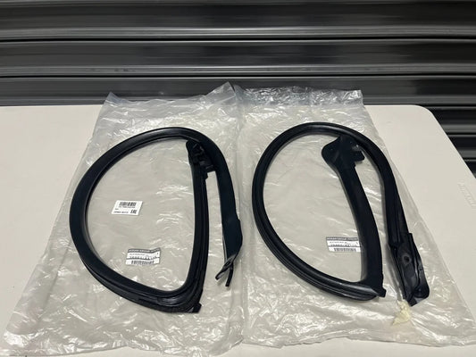 Upper Weatherstrip Rhs / Lhs Set To Suit Nissan Skyline R34 Gtr Gt-T Gt - Coupe 76861-Aa105