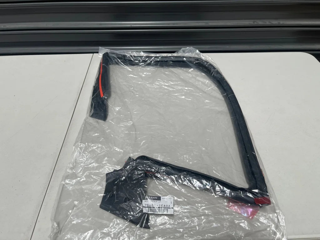 Upper Weatherstrip Seal Lhs To Suit Nissan 370Z Z34 76861-1Ea0A Body Mouldings / Seals
