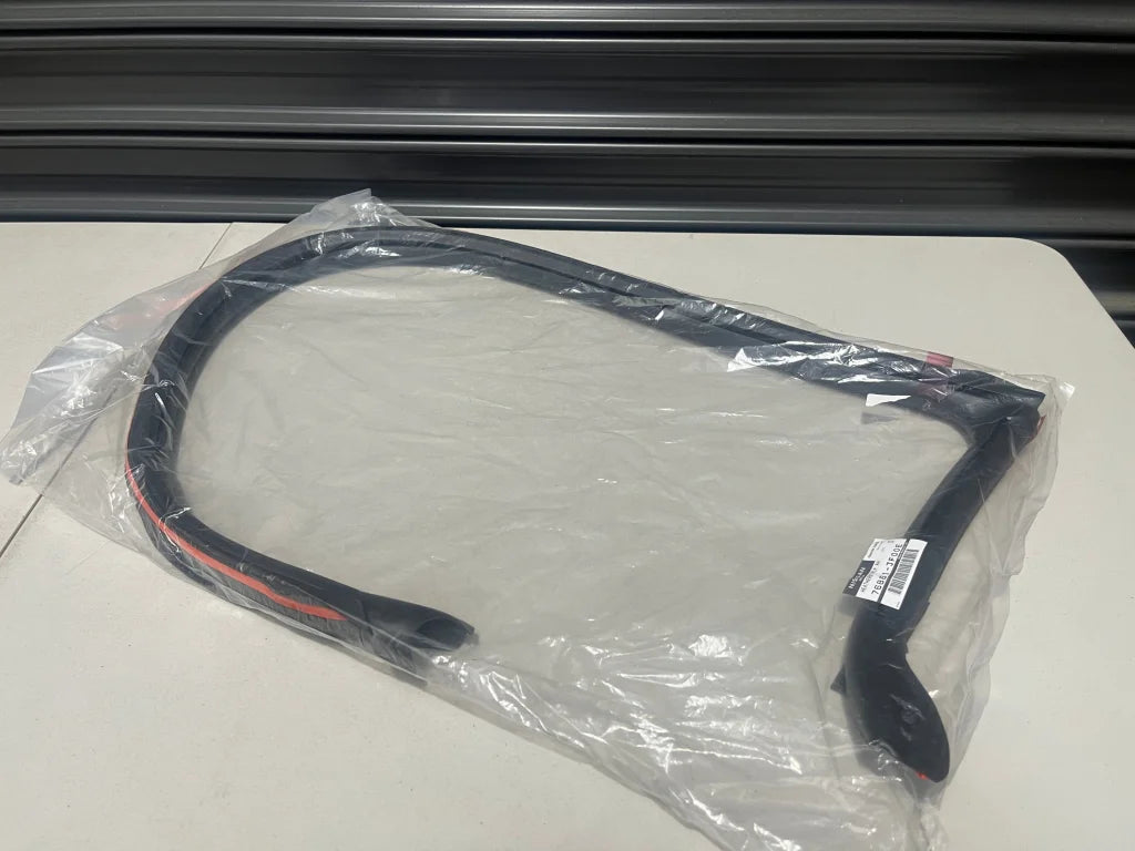 Upper Window Weatherstrip Lhs To Suit Nissan R35 Gtr 76861-Jf00A Body Mouldings / Seals